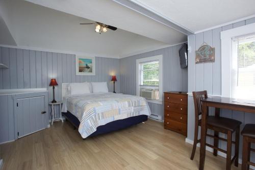 Säng eller sängar i ett rum på Drake's Island Resort & Cottages