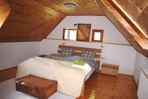 Tempat tidur dalam kamar di Tik hegyi ház