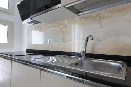 Η κουζίνα ή μικρή κουζίνα στο Residence Perla Verde