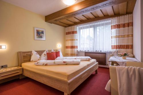 a hotel room with a bed and a window at Gästehaus Gisela in Bruck am Ziller
