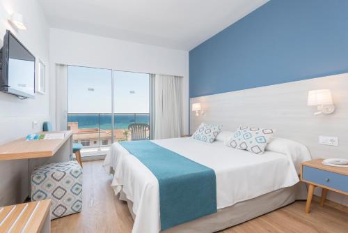 Habitación de hotel con cama y vistas al océano en Hotel Vista Park en Can Picafort