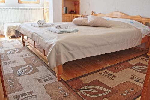 Un pat sau paturi într-o cameră la Villa Kabasanov
