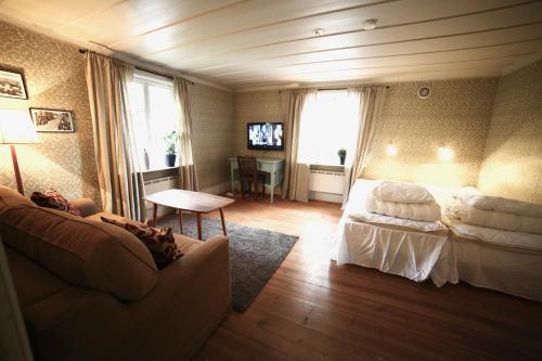 1 dormitorio con 1 cama y 1 sofá en una habitación en Prästgatanett Apartments, en Östersund