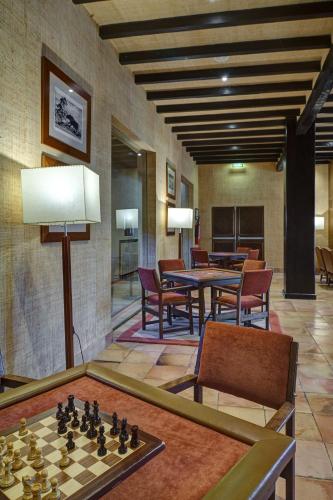 a room with a chessboard and tables and chairs at Parador de Sos del Rey Católico in Sos del Rey Católico