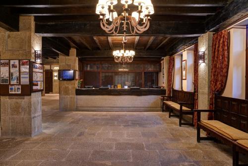 a lobby with a bar with a chandelier at Parador de Sos del Rey Católico in Sos del Rey Católico