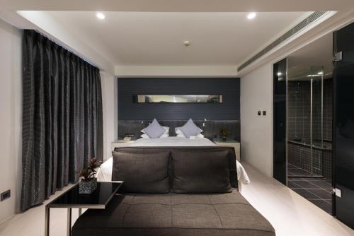 a bedroom with a bed and a large window at Shin Yuan Park Hotel in Hsinchu City