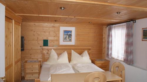 Postel nebo postele na pokoji v ubytování Gasthaus Oberweissen-Hittl