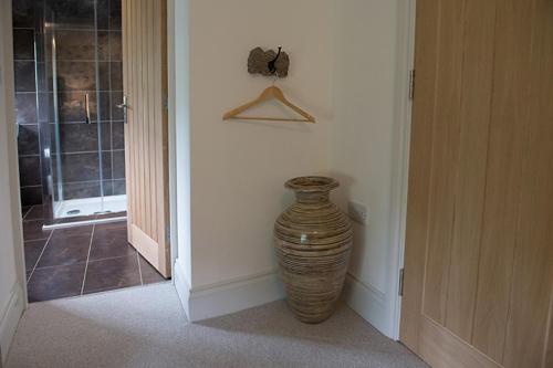 a vase sitting in the corner of a hallway at The George Great Oxendon in East Farndon