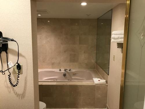 Un baño de Super 8 by Wyndham Sturbridge