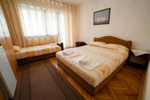 ein Hotelzimmer mit einem Bett und einem Fenster in der Unterkunft Guesthouse Sidro in Ulcinj