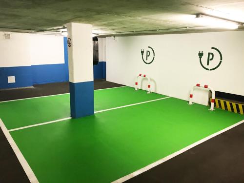 a room with a tennis court in a gym at Congress Hotel am Stadtpark in Hannover