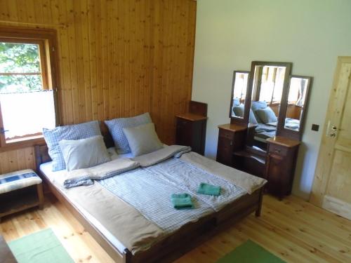 Ένα ή περισσότερα κρεβάτια σε δωμάτιο στο Chalupa za Křížkem