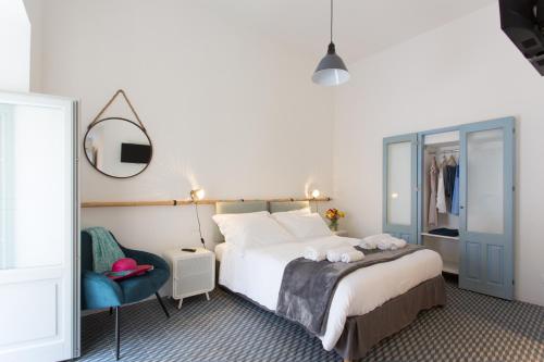 een hotelkamer met een bed en een stoel bij Intervallo Boutique Hotel in Ragusa