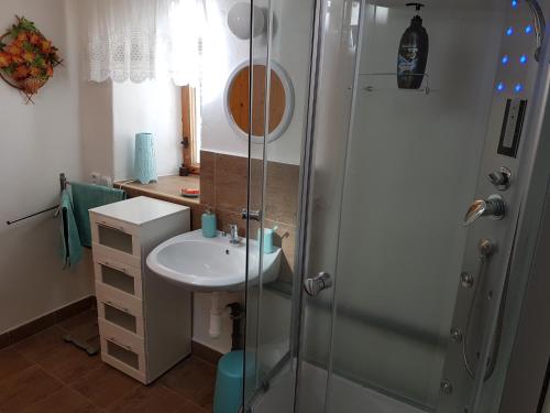 Koupelna v ubytování Chalupa na Šumavě, od soboty do soboty