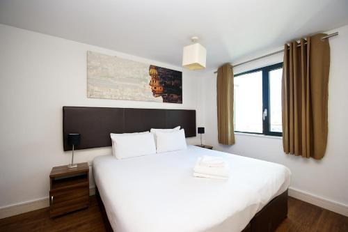 Llit o llits en una habitació de Staycity Aparthotels Liverpool City Centre