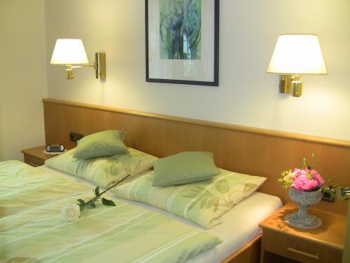 オーベルストドルフにあるGästehaus Gerberのベッド1台(ランプ2つ付)が備わる客室です。