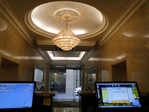a office with two laptops and a chandelier at Hotel Panamericano in Santiago