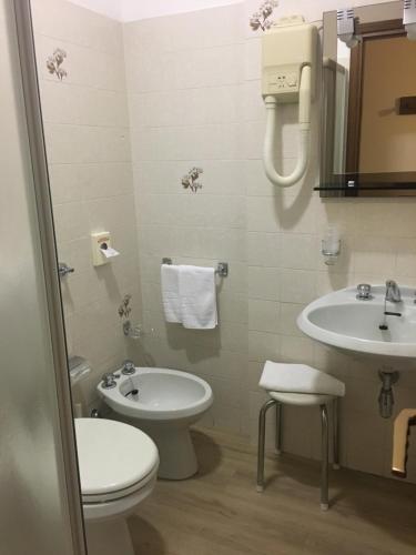 bagno con servizi igienici e lavandino di Hotel Merloni a Grandola ed Uniti