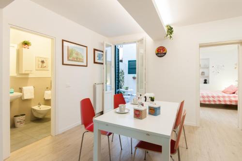 フィレンツェにあるAgnolo garden & fresh marketのダイニングルーム(白いテーブル、赤い椅子付)