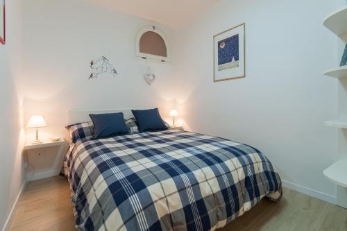 フィレンツェにあるAgnolo garden & fresh marketのベッドルーム1室(青と白のプライドの毛布付きのベッド1台付)