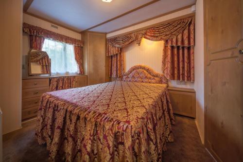 ユラタにあるDomek Promykのカーテン付きのベッドルーム1室(ベッド1台付)