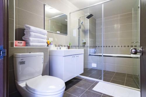 W łazience znajduje się toaleta, umywalka i prysznic. w obiekcie Wendy's home Toucheng Mansion B w mieście Toucheng
