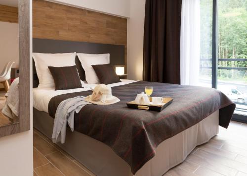- une chambre avec un lit et un plateau de nourriture dans l'établissement Résidence Prestige Odalys Isatis, à Chamonix-Mont-Blanc