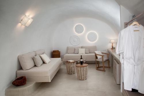 
a living room filled with furniture and a white couch at Aperto Suites - Adults Only in Fira

