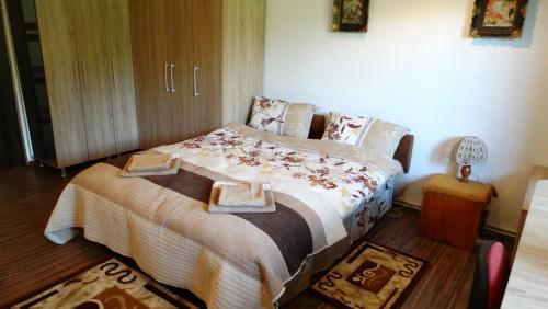 ein Schlafzimmer mit einem Bett mit zwei Körben drauf in der Unterkunft Di-Ana in Sibiu
