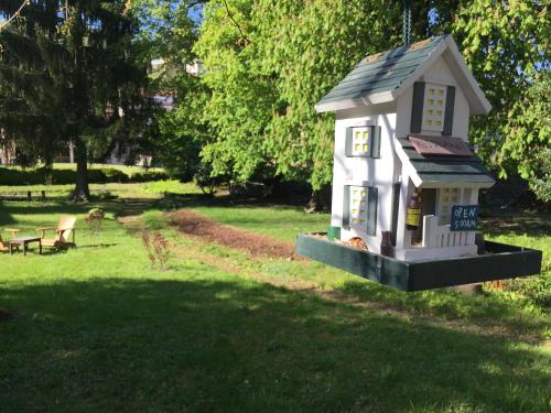 une petite maison de jouets dans une cour dans l'établissement B&B La Clé d'Alsace, à Sainte-Marie-aux-Mines