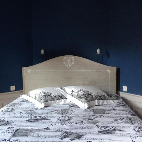 - une chambre avec un grand lit aux murs bleus dans l'établissement B&B La Clé d'Alsace, à Sainte-Marie-aux-Mines