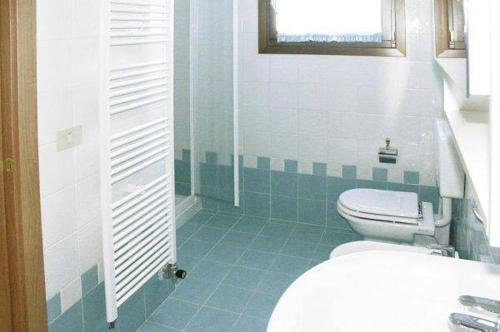 La salle de bains est pourvue de toilettes et d'un lavabo. dans l'établissement Sunny Apartment On The Sea, à Cavallino-Treporti