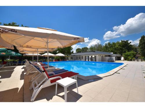Bazén v ubytování Complex Mediteranean Mamaia nebo v jeho okolí