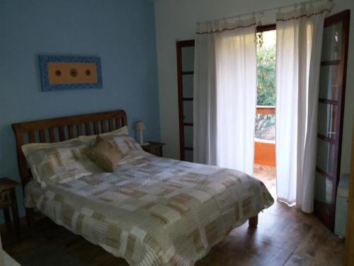 A bed or beds in a room at Chalé em Ilhabela - Praia de Itaguassu