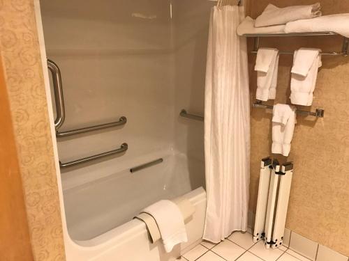 Koupelna v ubytování Best Western PLUS Revere Inn & Suites