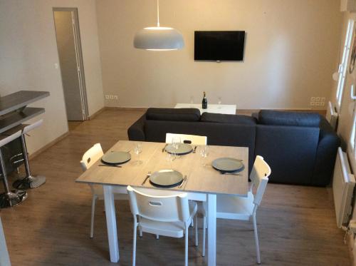 un salon avec une table et un canapé dans l'établissement montreuil sur mer, à Montreuil-sur-Mer