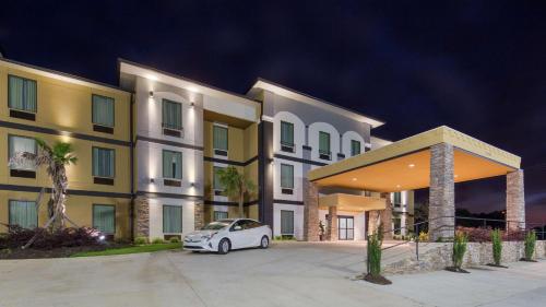 a car parked in front of a building at night at Best Western Plus Regency Park in Walker