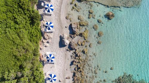 an overhead view of the beach and the ocean at Hotel Dei Pini in Alghero