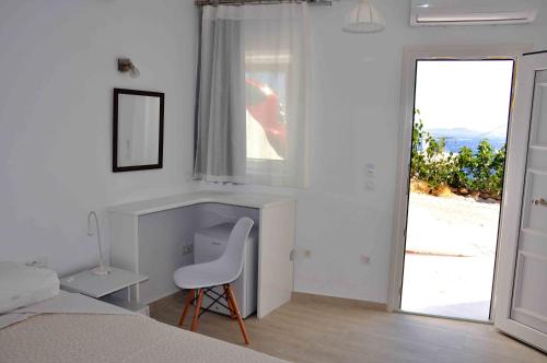 Postel nebo postele na pokoji v ubytování Amarain Mykonos