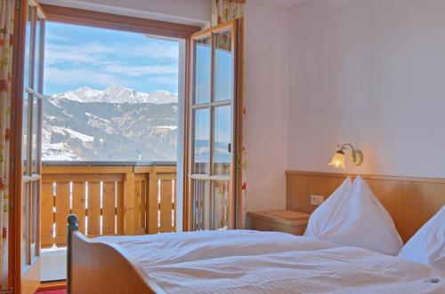 sypialnia z łóżkiem i widokiem na góry w obiekcie Pension Hochkönigblick w mieście Sankt Johann im Pongau