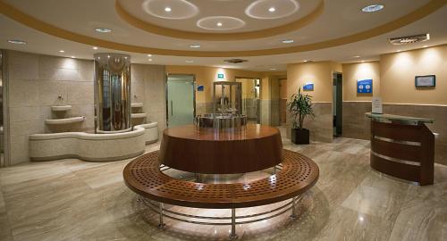 a lobby with a round table in the middle at Balneario de Carballo in Carballo