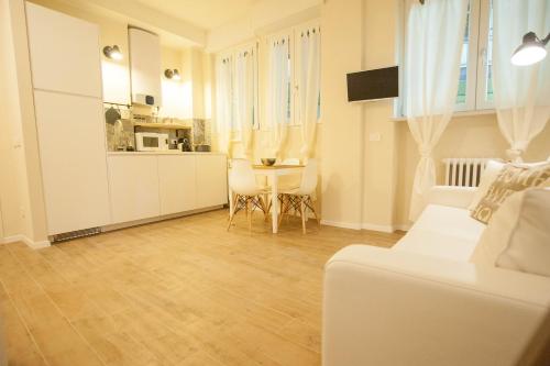 ヴェローナにあるFlats4Rent Arena Prestigeのリビングルーム(白いソファ付)、キッチンが備わります。