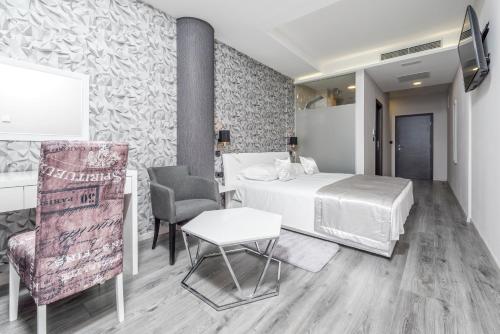 Habitación de hotel con cama, mesa y sillas en Luxury rooms ''Seven'' en Split