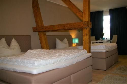 Un pat sau paturi într-o cameră la Kaiserhof Goldenbek