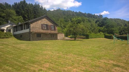 ヴレス・シュル・スモワにあるB&B Le Nid Doux (Vresse-Sur-Semois/Chairière)の庭の真ん中にある家