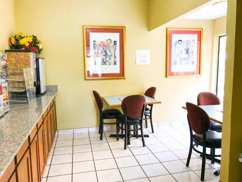 a waiting room with a table and chairs at Americas Best Value Inn Yukon in Yukon