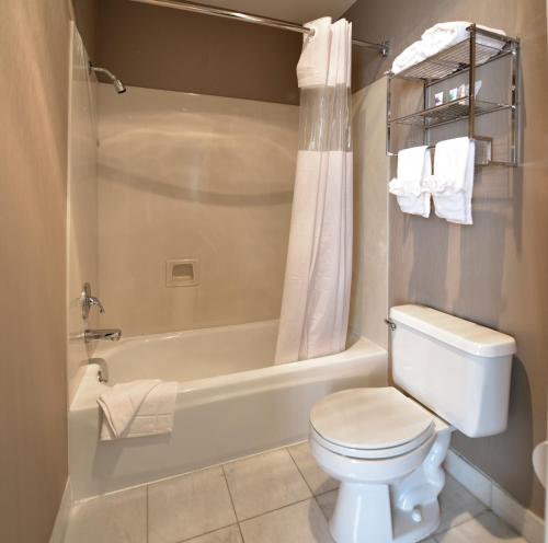 Kylpyhuone majoituspaikassa City Center Inn and Suites