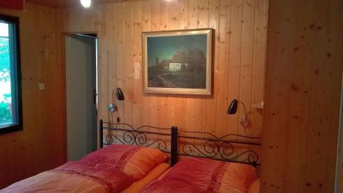 ein Schlafzimmer mit 2 Betten und einem Bild an der Wand in der Unterkunft Ferienhaus Maxen in Müglitztal