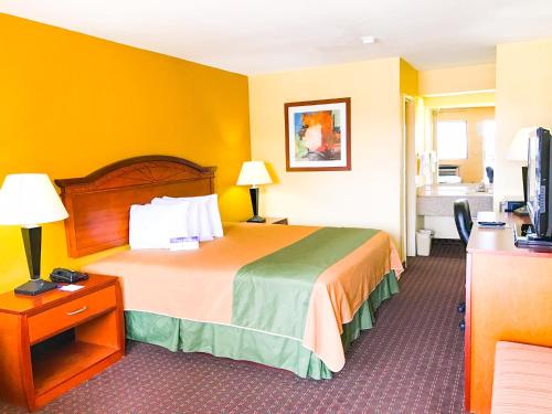 Ein Bett oder Betten in einem Zimmer der Unterkunft Americas Best Value Inn Yukon