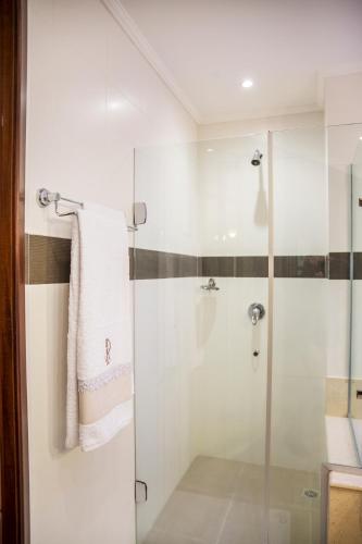 a bathroom with a shower with a glass door at JR Hotel in Presidente Prudente